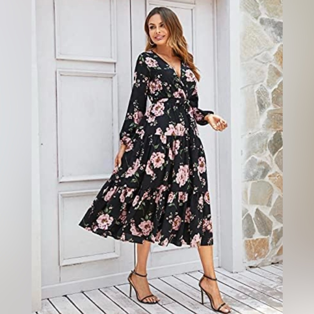 Unique, vintage women’s 3/4 sleeve tie dress floral print fully lined. Midi